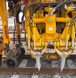 大型養(yǎng)路搗固機(jī)